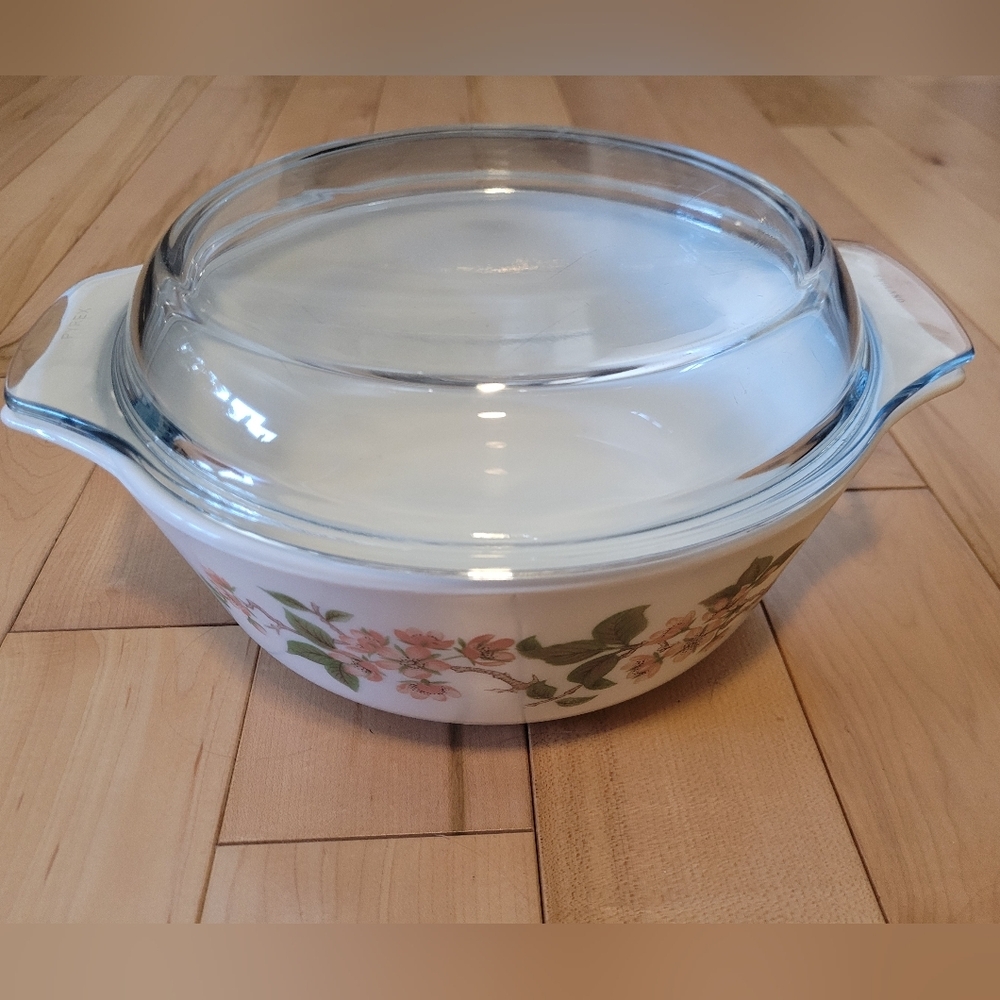 Vintage Pyrex Spring Blossom baking dish, minor chip in lid, see pictures